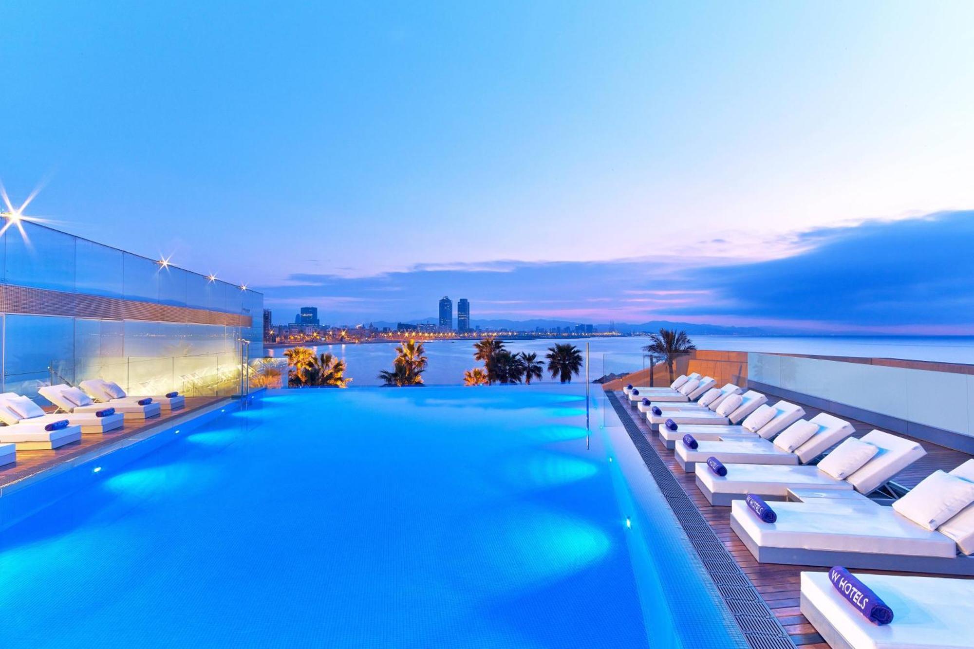 Hotel W Barcellona Esterno foto The rooftop pool at the Hotel Arts
