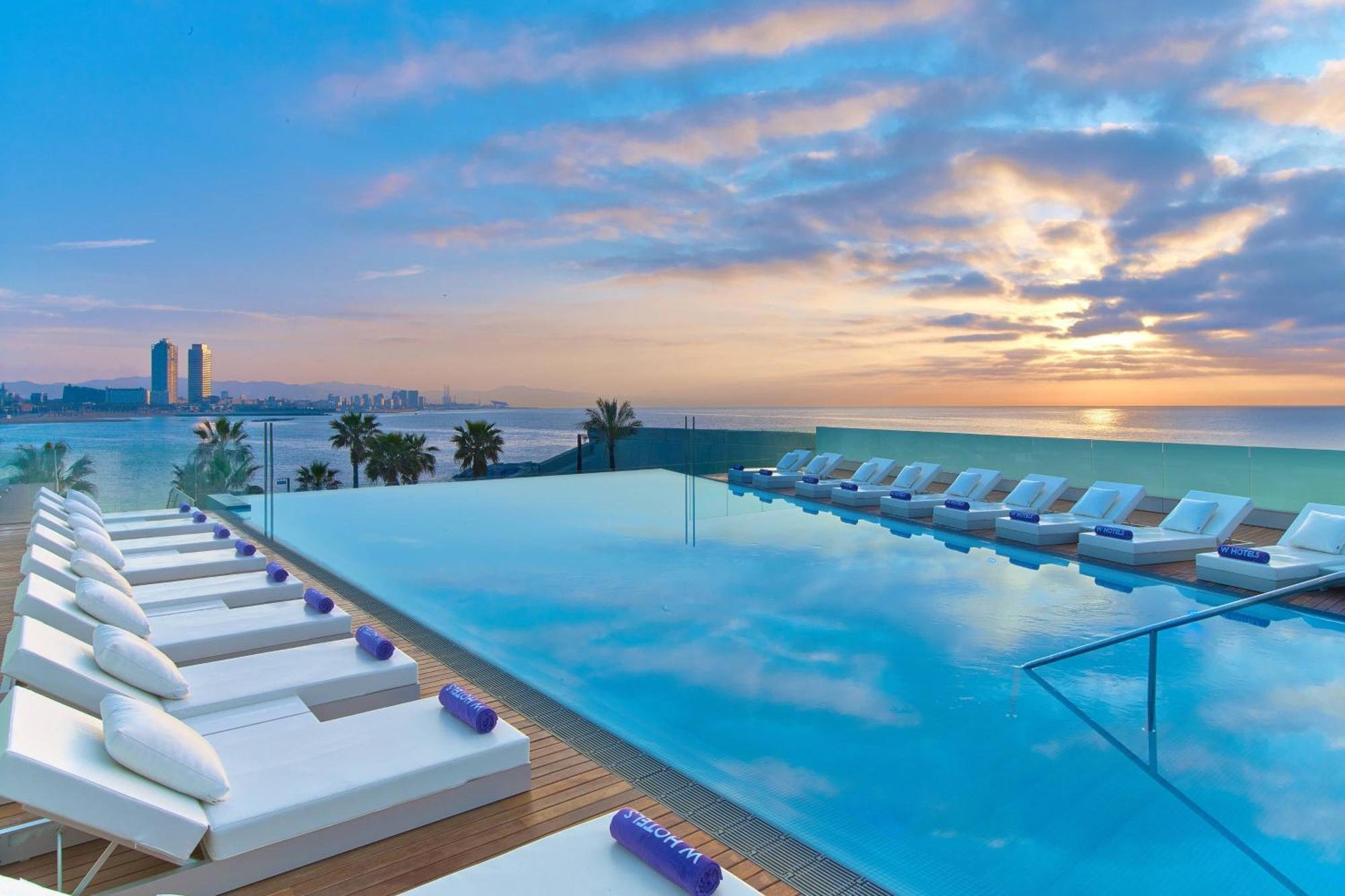 Hotel W Barcellona Esterno foto The rooftop pool at the Hilton Tel Aviv